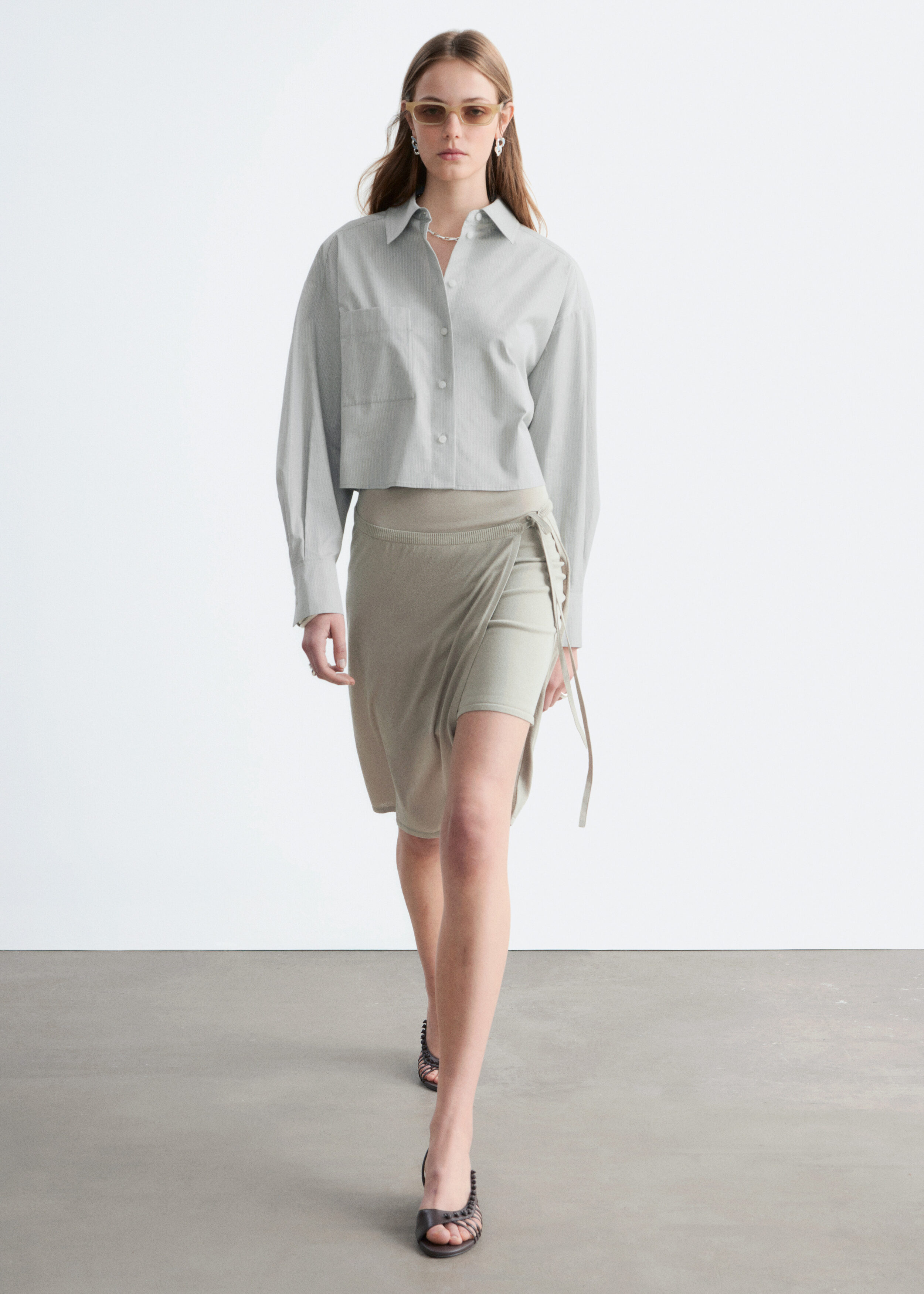 앤아더스토리즈 랩 미디 스커트의 몰컬러 ECOMLook입니다.