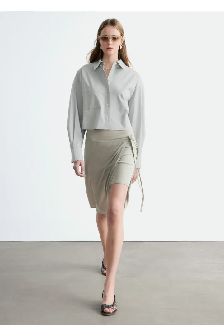 앤아더스토리즈 랩 미디 스커트의 몰컬러 ECOMLook입니다.