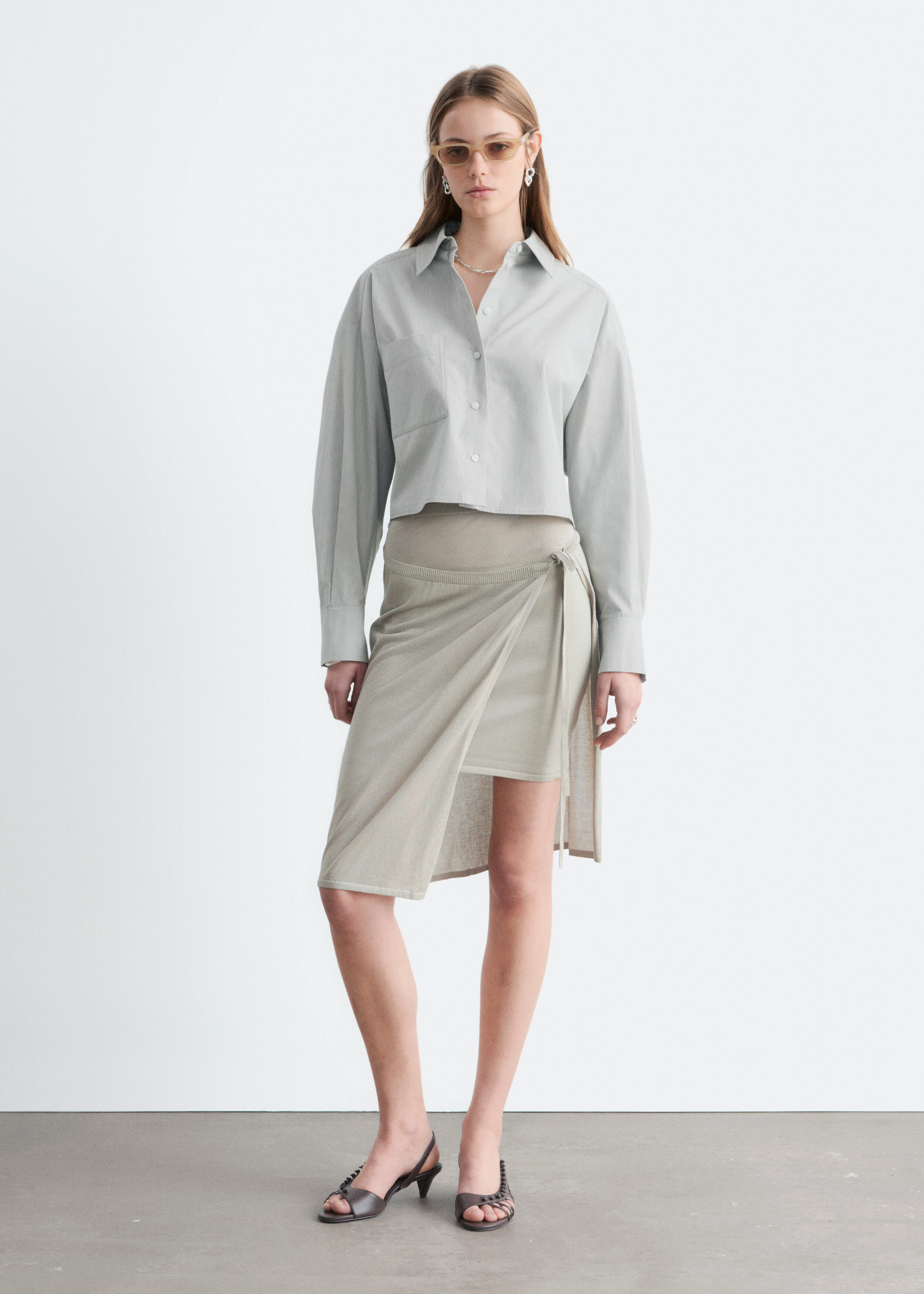 앤아더스토리즈 랩 미디 스커트의 몰컬러 ECOMLook입니다.