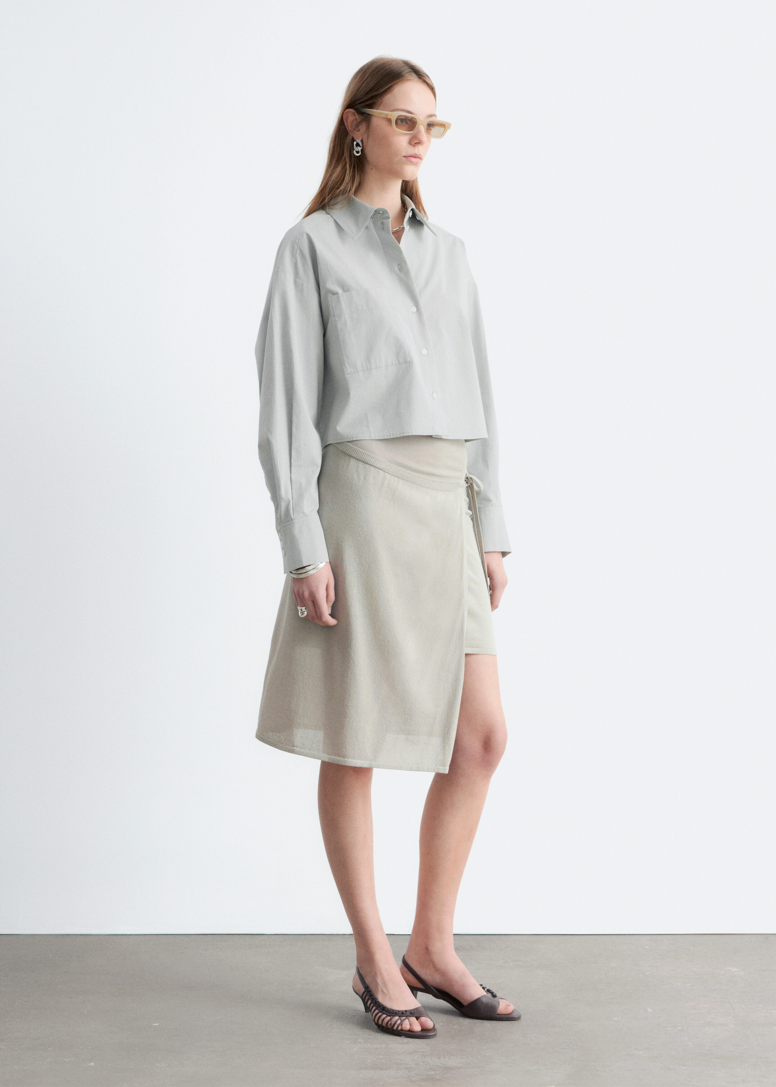 앤아더스토리즈 랩 미디 스커트의 몰컬러 ECOMLook입니다.