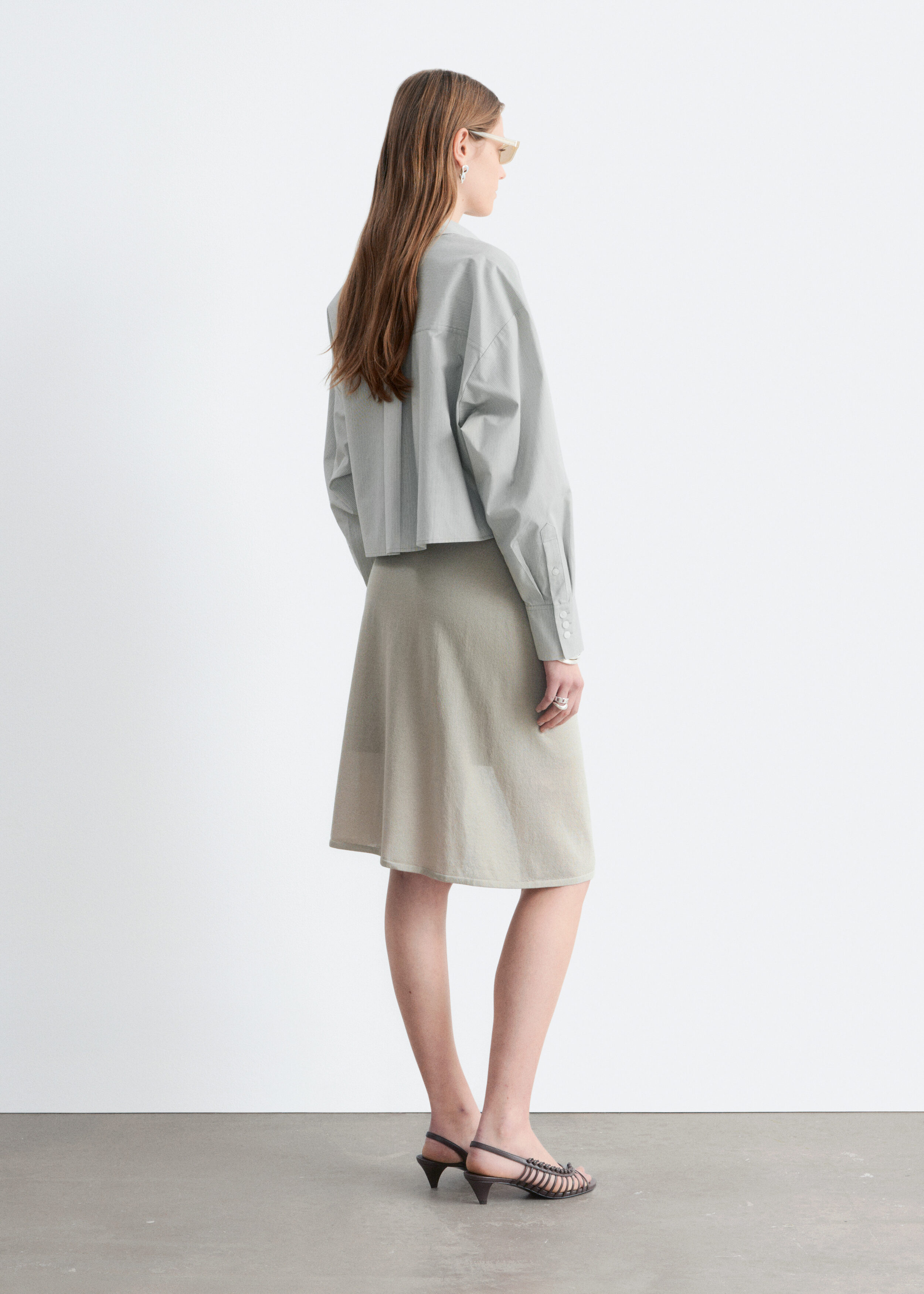 앤아더스토리즈 랩 미디 스커트의 몰컬러 ECOMLook입니다.