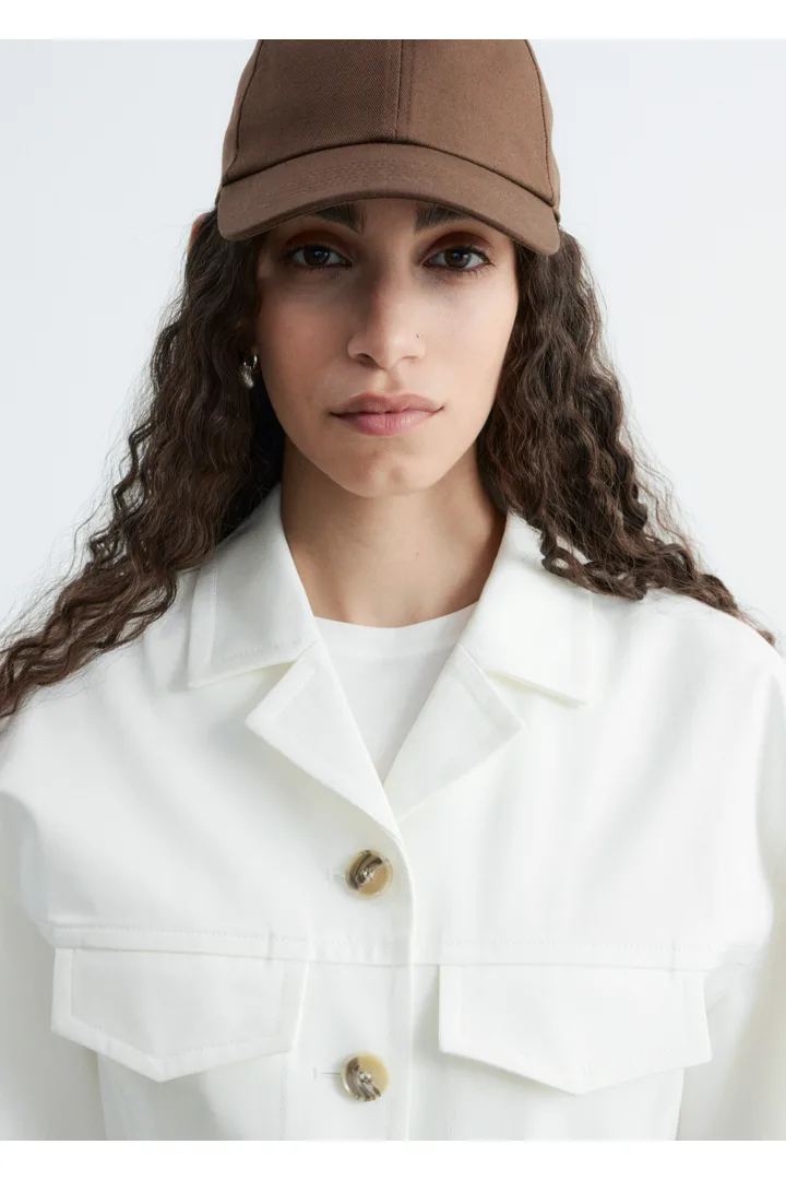 앤아더스토리즈 코튼 리넨 베이스볼 캡의 브라운컬러 ECOMLook입니다.