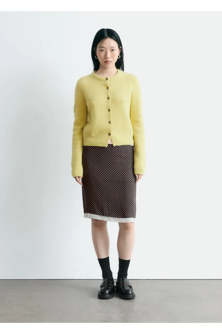 앤아더스토리즈 니 렝스 슬립 스커트의 브라운-패턴컬러 ECOMLook입니다.