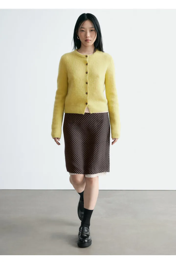 앤아더스토리즈 니 렝스 슬립 스커트의 브라운-패턴컬러 ECOMLook입니다.