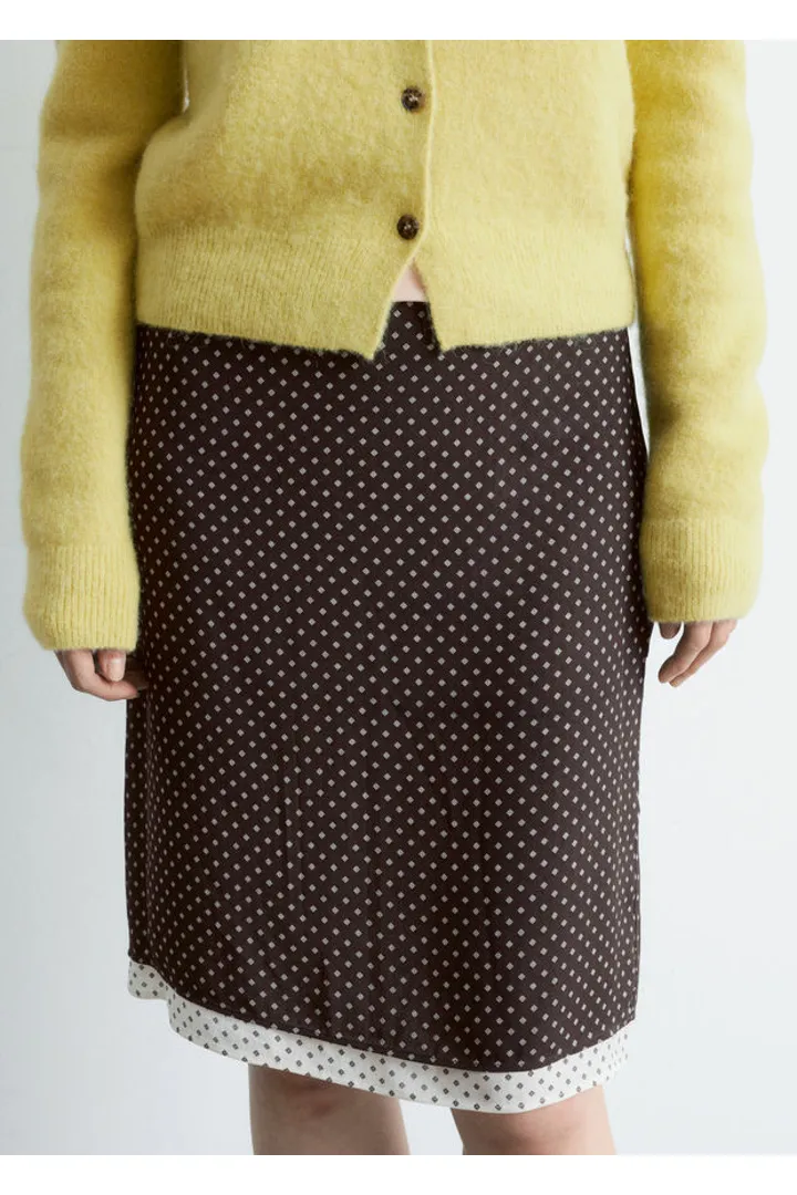 앤아더스토리즈 니 렝스 슬립 스커트의 브라운-패턴컬러 ECOMLook입니다.