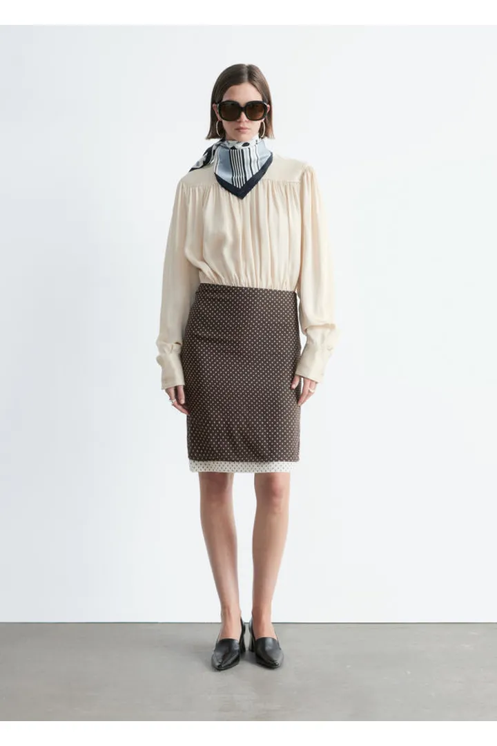 앤아더스토리즈 니 렝스 슬립 스커트의 브라운-패턴컬러 ECOMLook입니다.