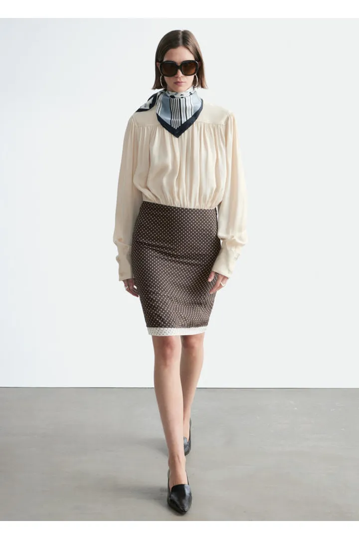 앤아더스토리즈 니 렝스 슬립 스커트의 브라운-패턴컬러 ECOMLook입니다.