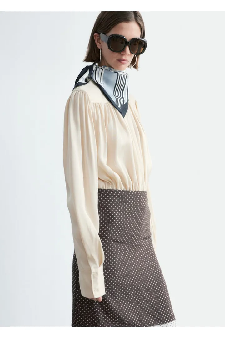 앤아더스토리즈 니 렝스 슬립 스커트의 브라운-패턴컬러 ECOMLook입니다.