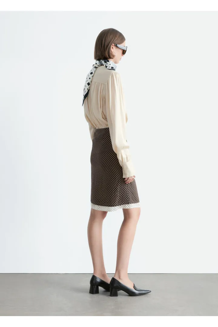 앤아더스토리즈 니 렝스 슬립 스커트의 브라운-패턴컬러 ECOMLook입니다.