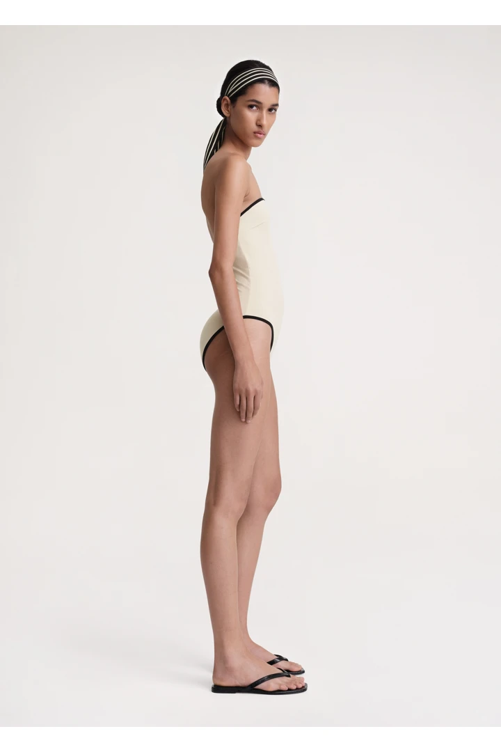 TOTEME 스트라이프 엣지 스트래플리스 스윔수트 라이트 헤이의 라이트 헤이컬러 1번쨰 이미지입니다.