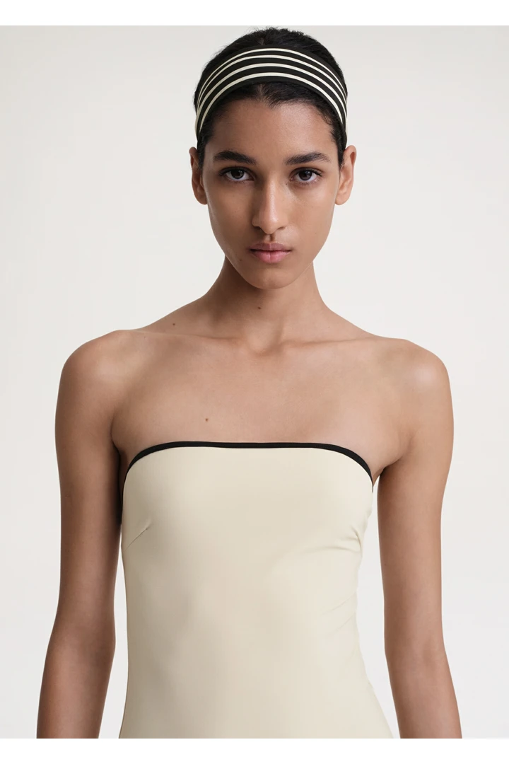 TOTEME 스트라이프 엣지 스트래플리스 스윔수트 라이트 헤이의 라이트 헤이컬러 3번쨰 이미지입니다.