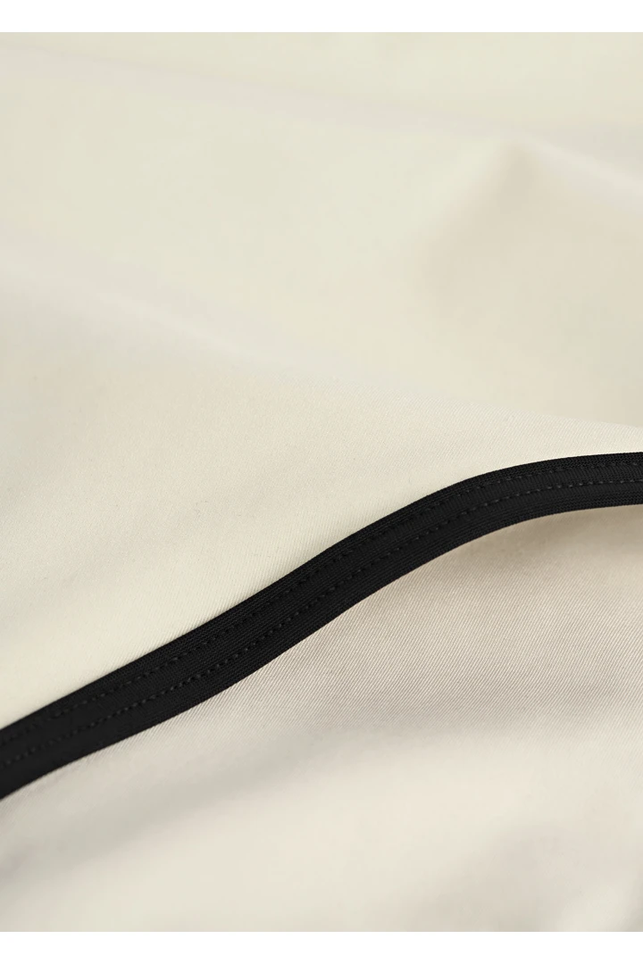 TOTEME 스트라이프 엣지 스트래플리스 스윔수트 라이트 헤이의 라이트 헤이컬러 4번쨰 이미지입니다.