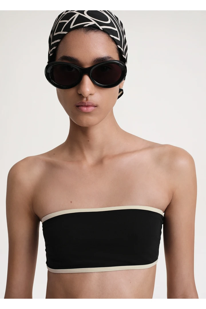 TOTEME 스트라이프 엣지 스트래플리스 비키니 탑 블랙의 블랙컬러 3번쨰 이미지입니다.