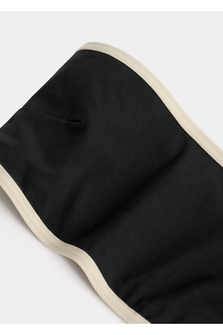 TOTEME 스트라이프 엣지 스트래플리스 비키니 탑 블랙의 블랙컬러 4번쨰 이미지입니다.