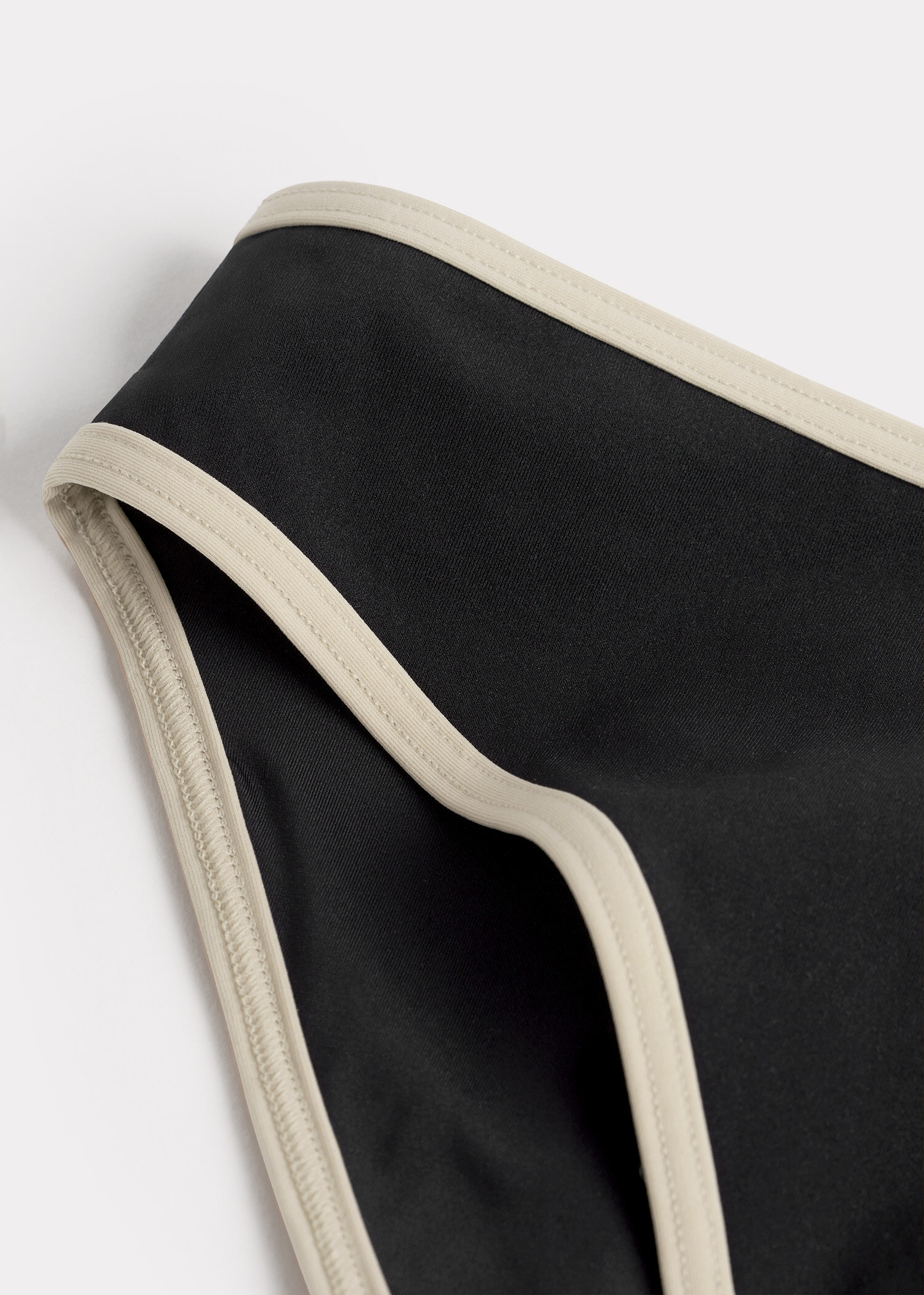 TOTEME 스트라이프 엣지 비키니 바텀즈 블랙의 블랙컬러 4번쨰 이미지입니다.