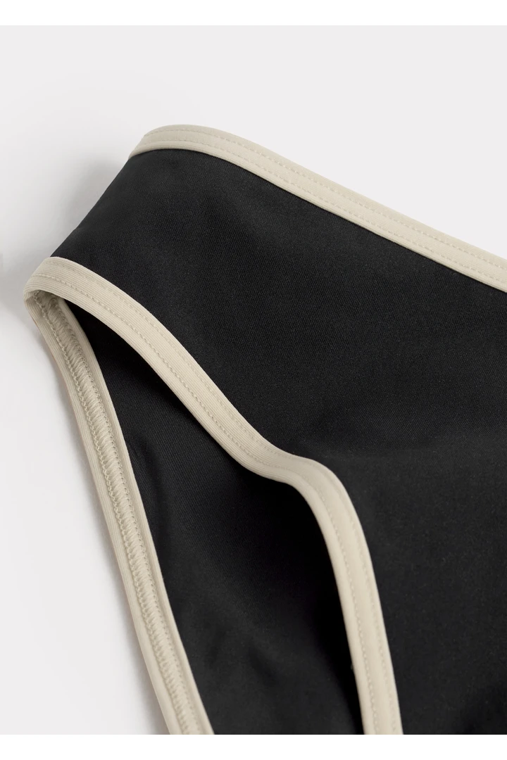 TOTEME 스트라이프 엣지 비키니 바텀즈 블랙의 블랙컬러 4번쨰 이미지입니다.