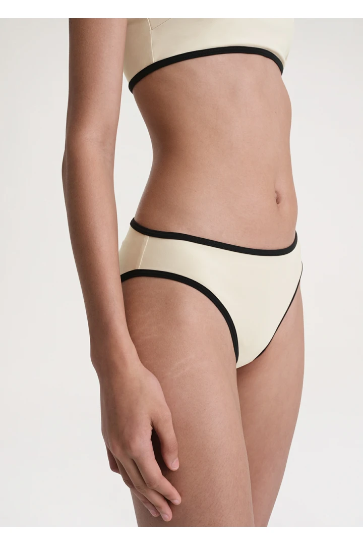 TOTEME 스트라이프 엣지 비키니 바텀즈 라이트 헤이의 라이트 헤이컬러 3번쨰 이미지입니다.