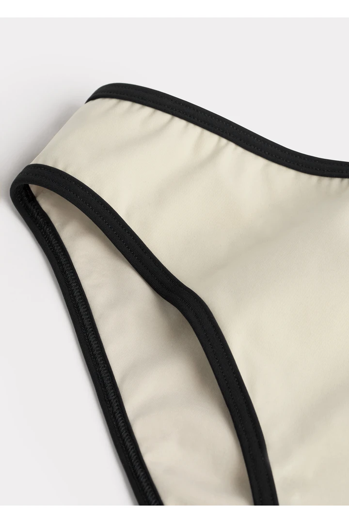 TOTEME 스트라이프 엣지 비키니 바텀즈 라이트 헤이의 라이트 헤이컬러 4번쨰 이미지입니다.