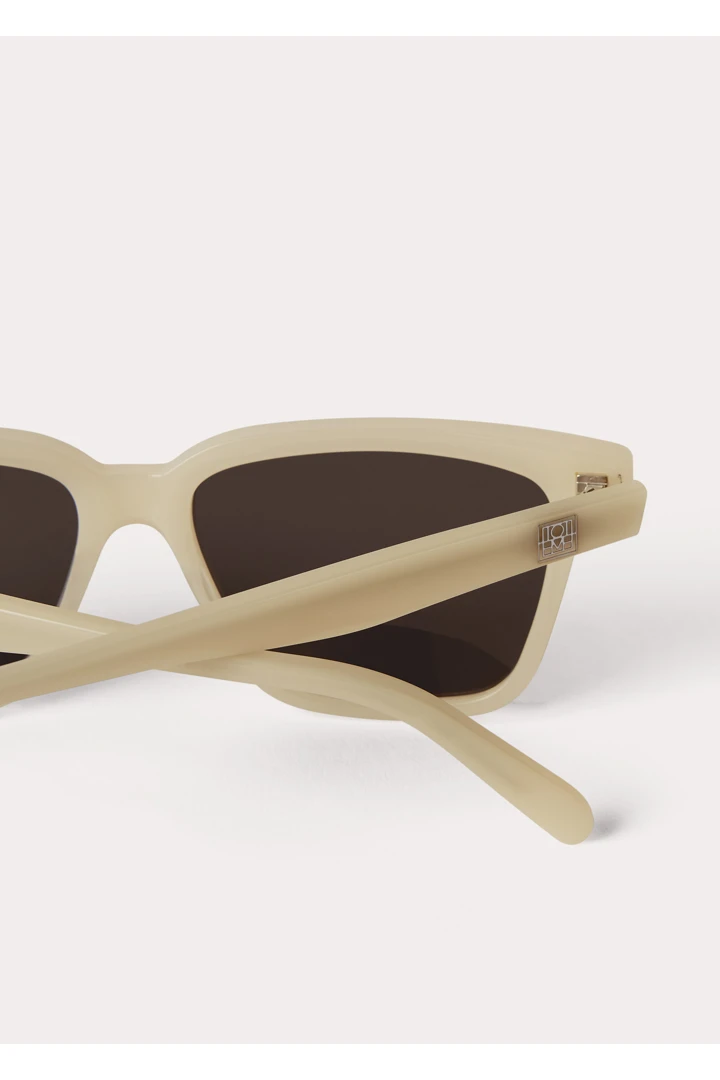 TOTEME 더 스퀘어스 선글라스 본의 본컬러 4번쨰 이미지입니다.