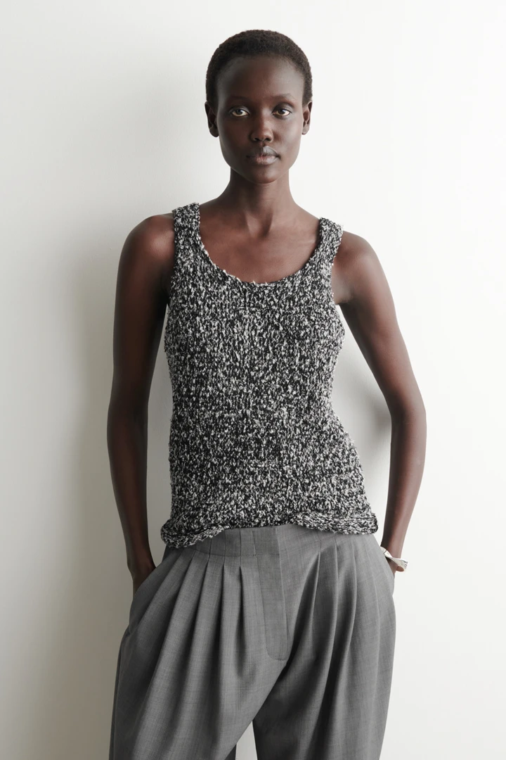 COS default image 20 of 블랙 in 투톤 청키 니티드 슬리브리스 탑