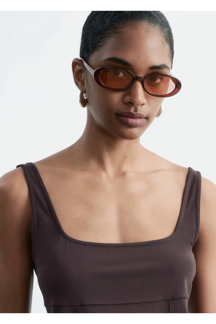 앤아더스토리즈 슬림 오벌 프레임 선글라스의 버건디컬러 ECOMLook입니다.