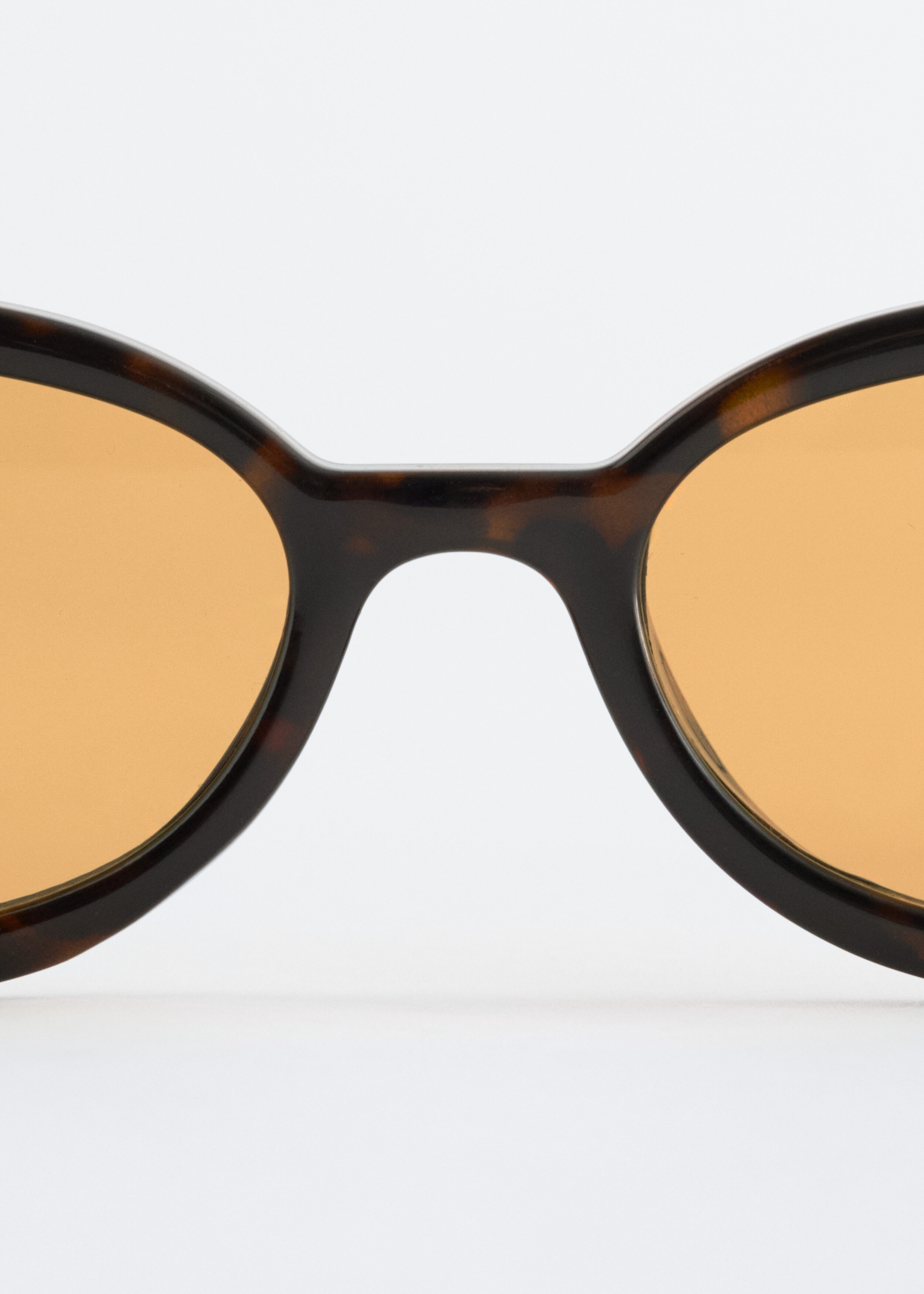 앤아더스토리즈 슬림 오벌 프레임 선글라스의 브라운/터토이즈컬러 Product입니다.