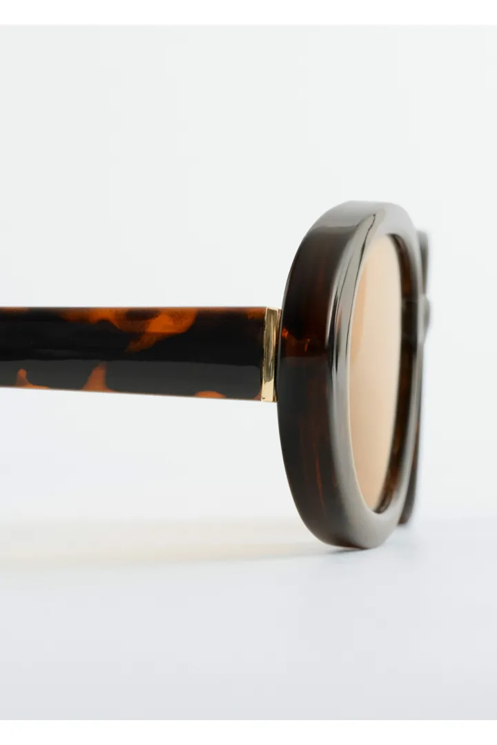 앤아더스토리즈 슬림 오벌 프레임 선글라스의 브라운/터토이즈컬러 Product입니다.