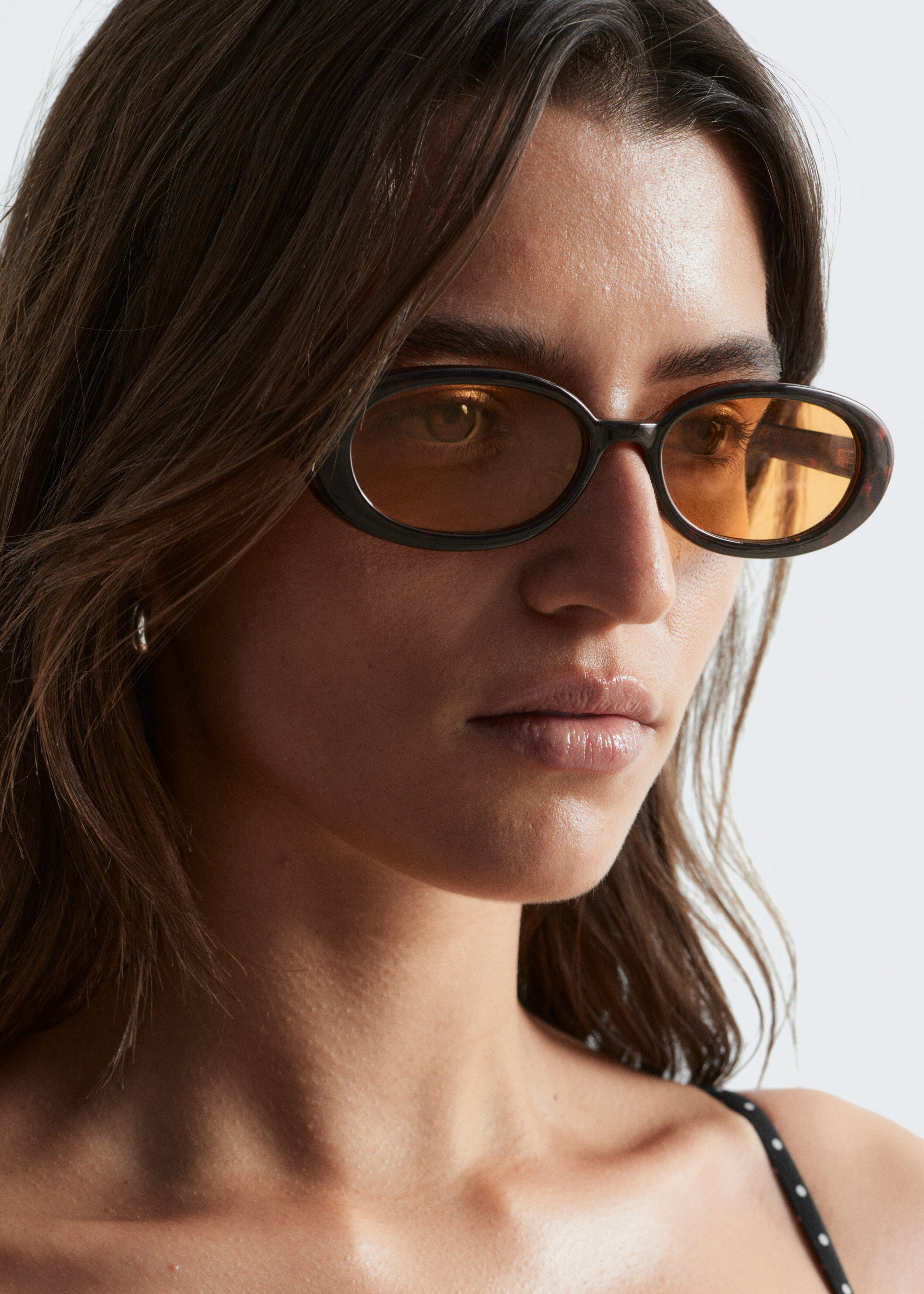 앤아더스토리즈 슬림 오벌 프레임 선글라스의 브라운/터토이즈컬러 ECOMLook입니다.