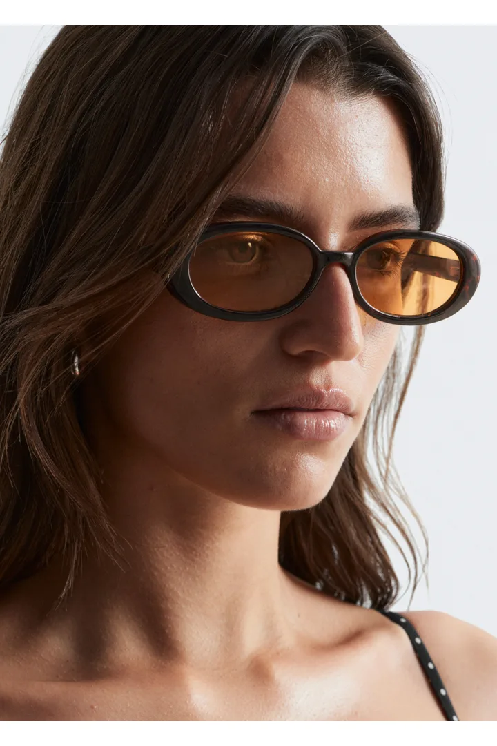 앤아더스토리즈 슬림 오벌 프레임 선글라스의 브라운/터토이즈컬러 ECOMLook입니다.