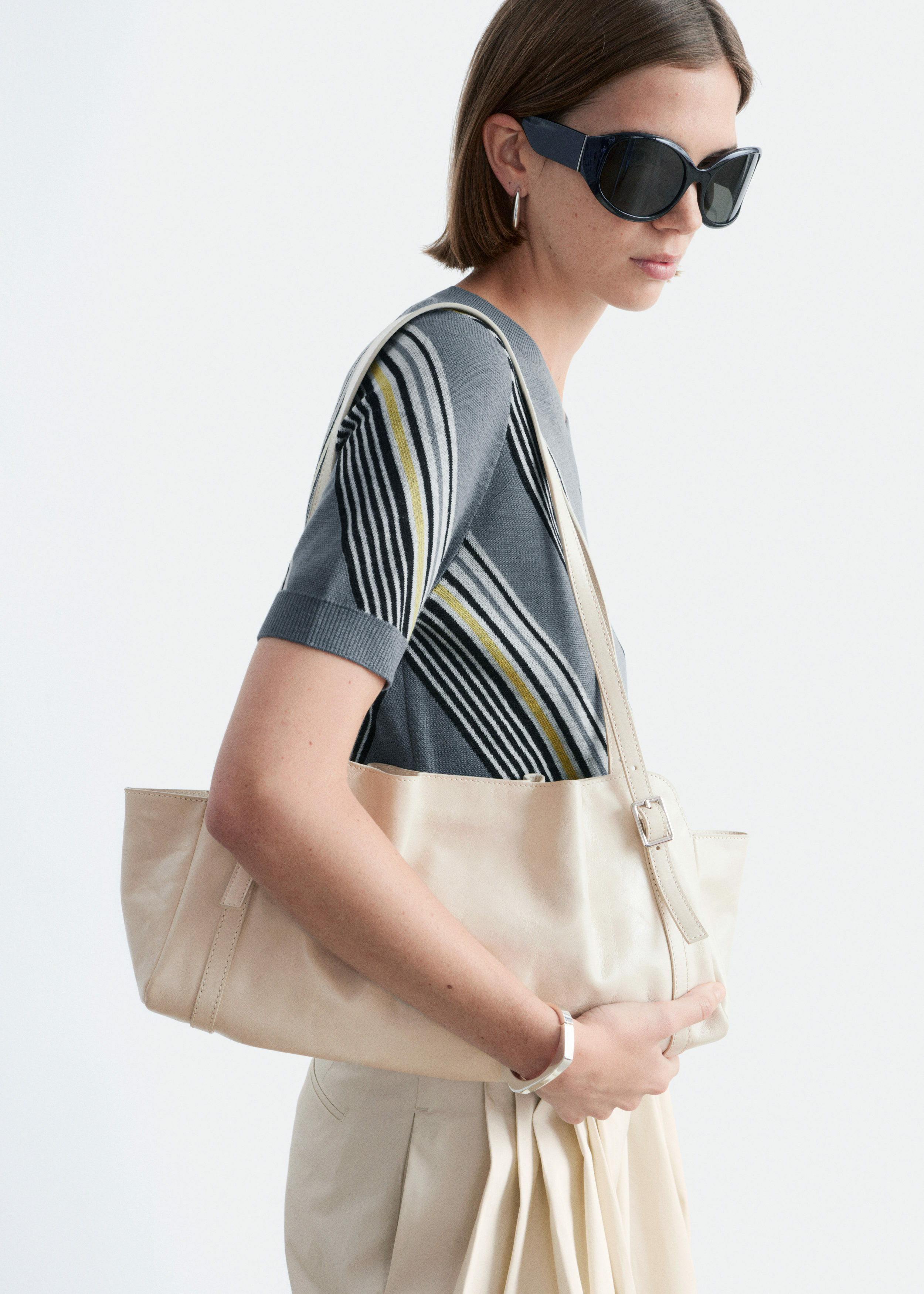 앤아더스토리즈 로우 프로파일 레더 숄더 백의 베이지컬러 ECOMLook입니다.