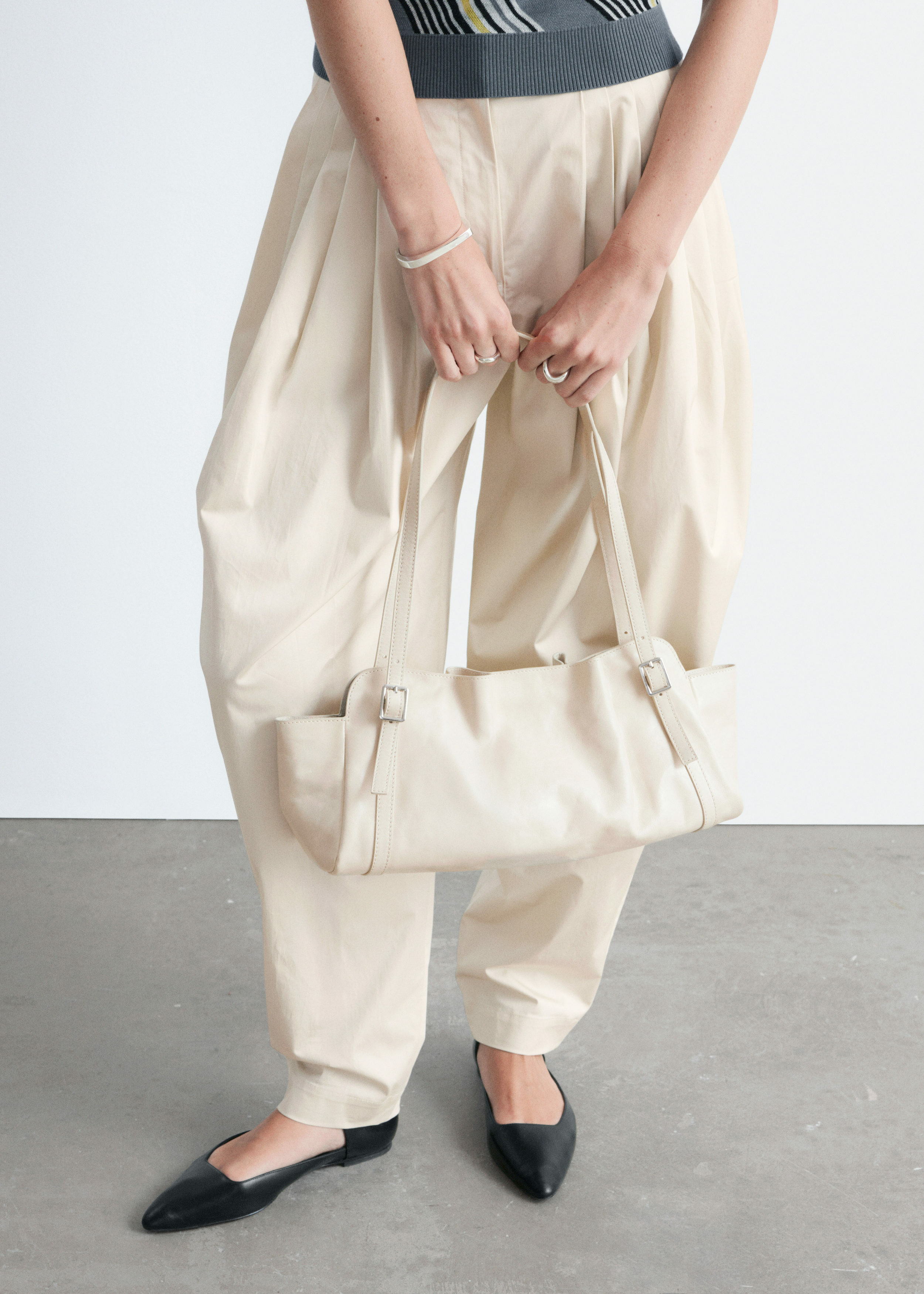 앤아더스토리즈 로우 프로파일 레더 숄더 백의 베이지컬러 ECOMLook입니다.