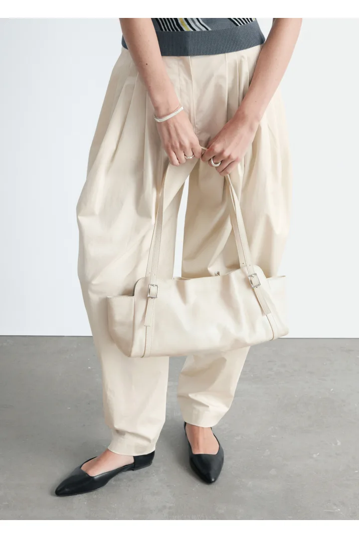 앤아더스토리즈 로우 프로파일 레더 숄더 백의 베이지컬러 ECOMLook입니다.