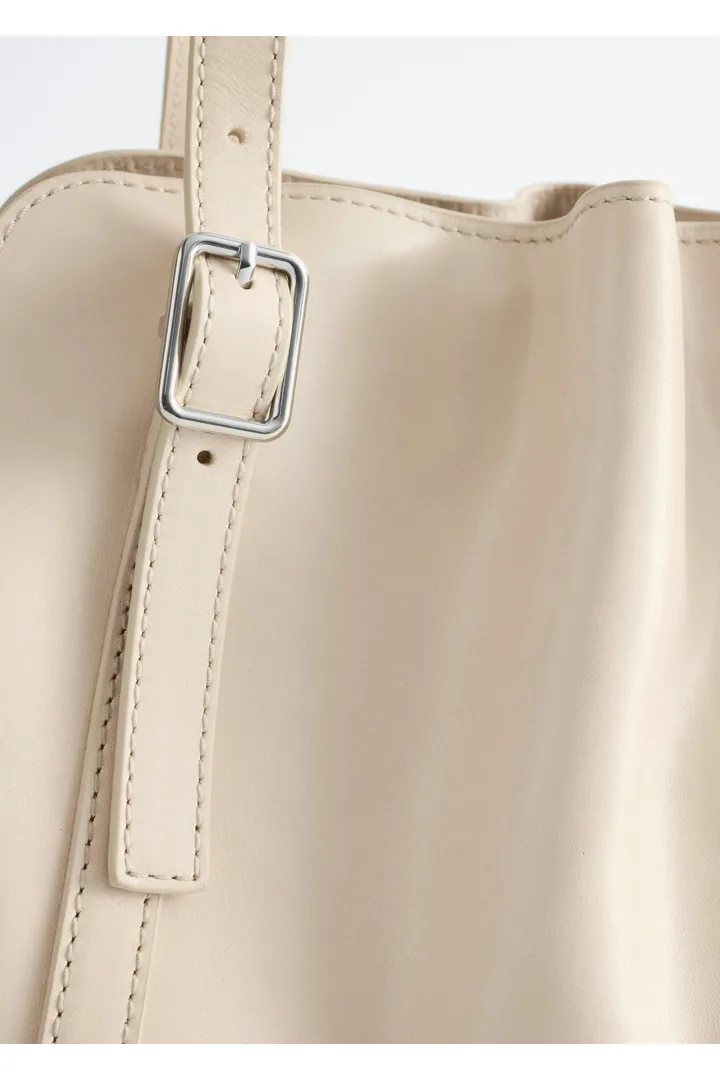 앤아더스토리즈 로우 프로파일 레더 숄더 백의 베이지컬러 Product입니다.