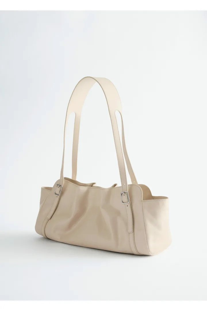 앤아더스토리즈 로우 프로파일 레더 숄더 백의 베이지컬러 Product입니다.