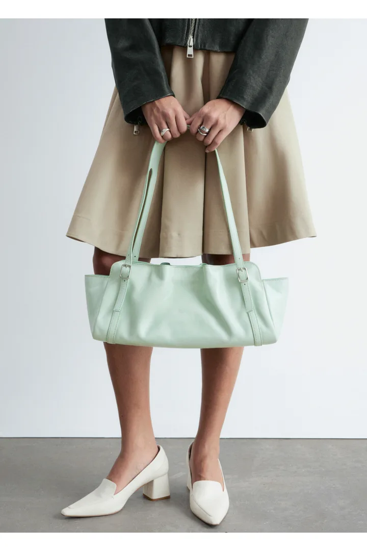 앤아더스토리즈 로우 프로파일 레더 숄더 백의 민트컬러 ECOMLook입니다.