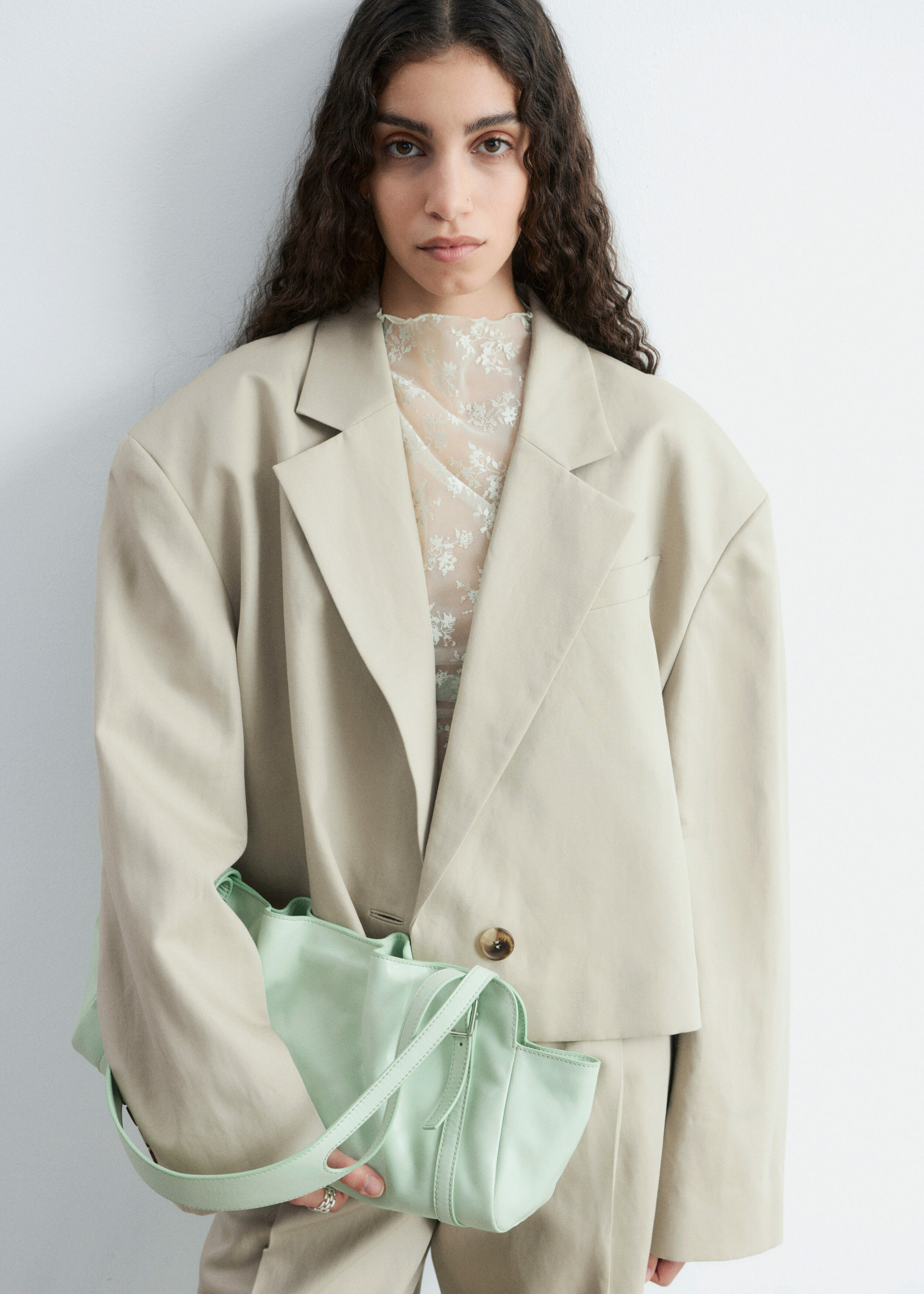 앤아더스토리즈 로우 프로파일 레더 숄더 백의 민트컬러 ECOMLook입니다.