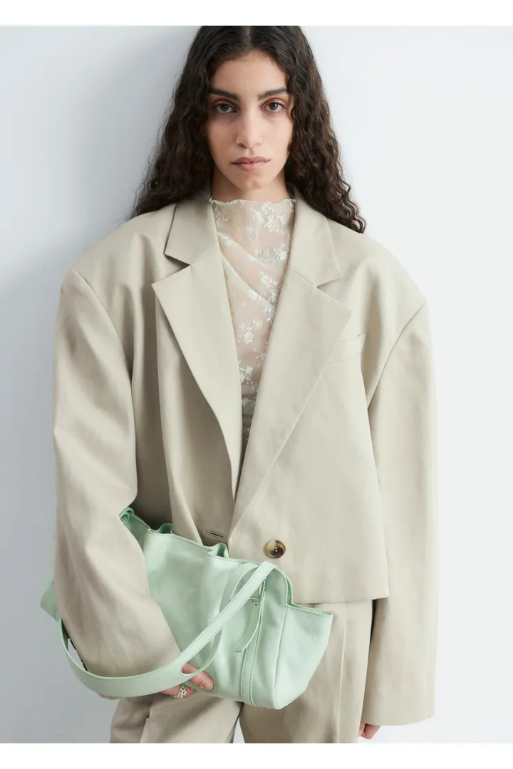 앤아더스토리즈 로우 프로파일 레더 숄더 백의 민트컬러 ECOMLook입니다.