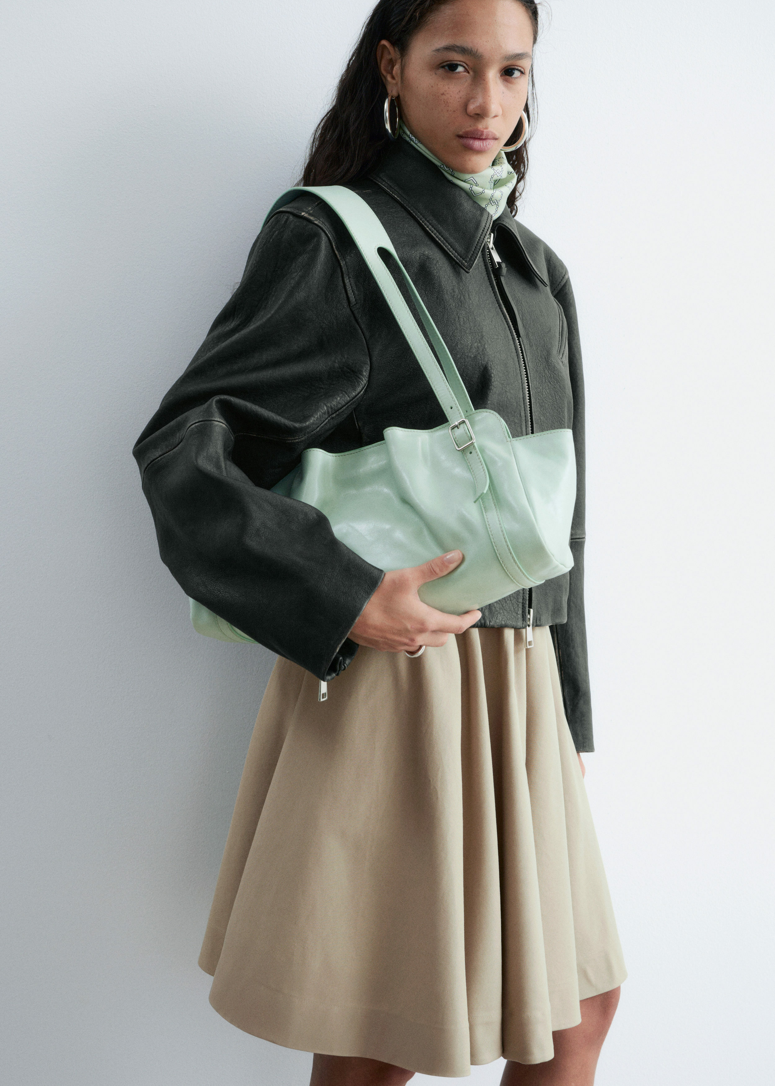 앤아더스토리즈 로우 프로파일 레더 숄더 백의 민트컬러 ECOMLook입니다.