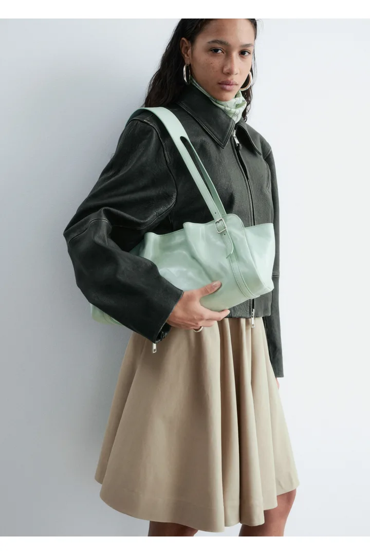 앤아더스토리즈 로우 프로파일 레더 숄더 백의 민트컬러 ECOMLook입니다.