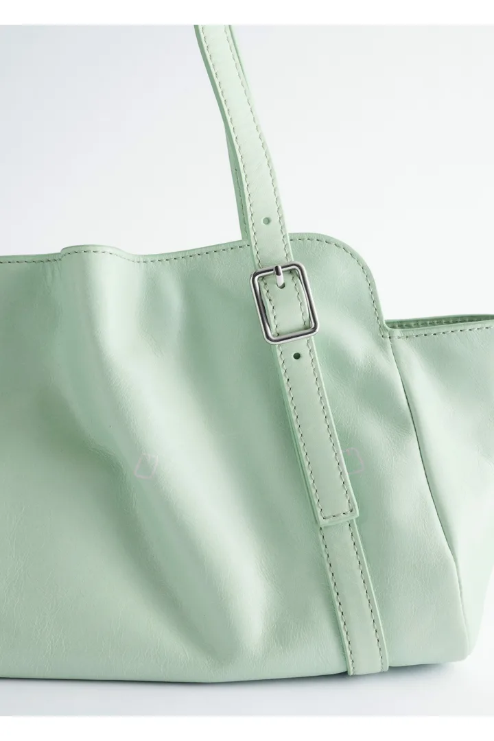 앤아더스토리즈 로우 프로파일 레더 숄더 백의 민트컬러 Product입니다.