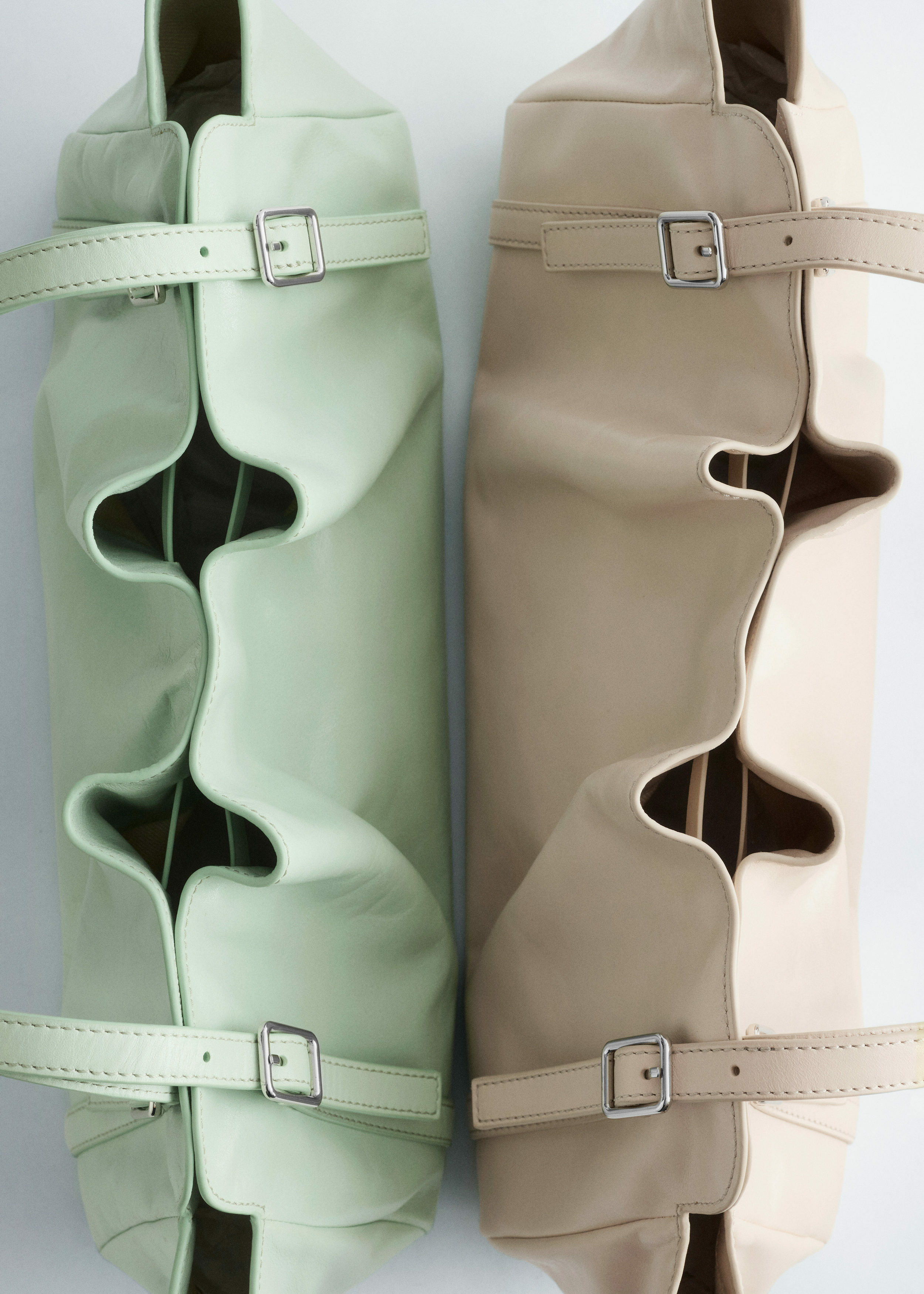 앤아더스토리즈 로우 프로파일 레더 숄더 백의 민트컬러 Product입니다.