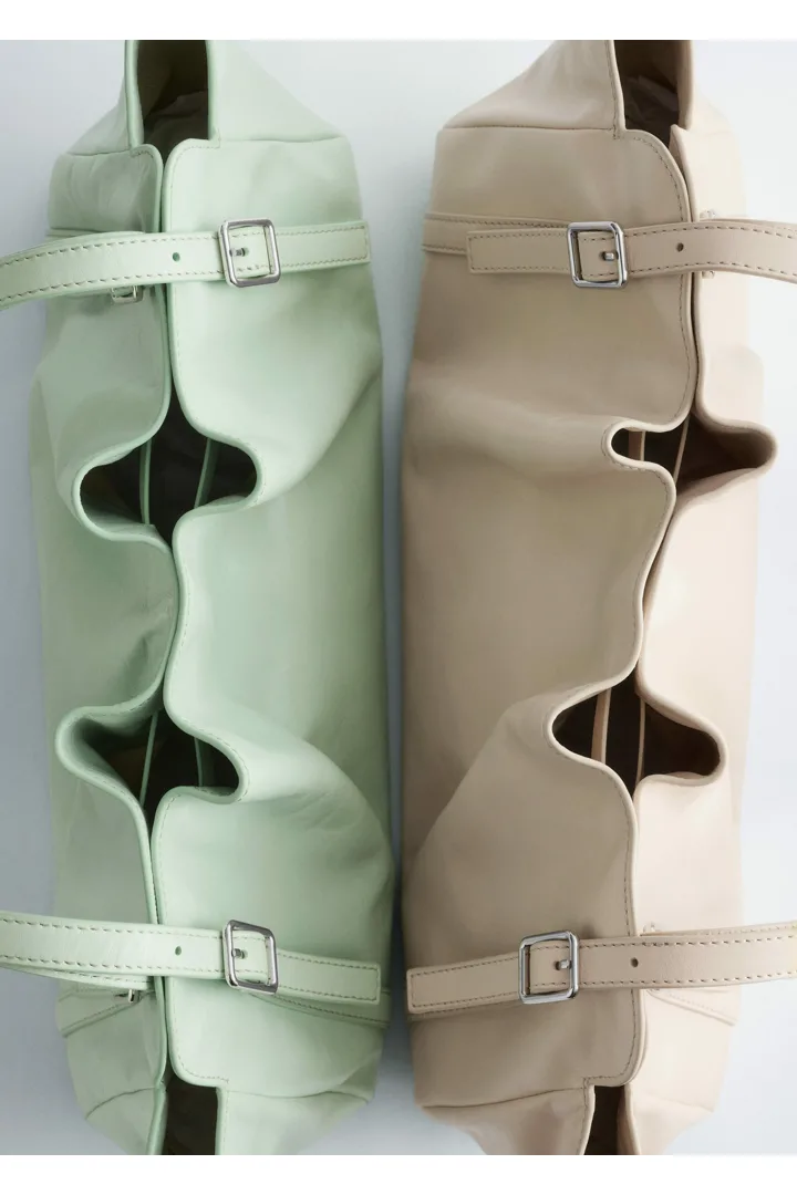 앤아더스토리즈 로우 프로파일 레더 숄더 백의 민트컬러 Product입니다.