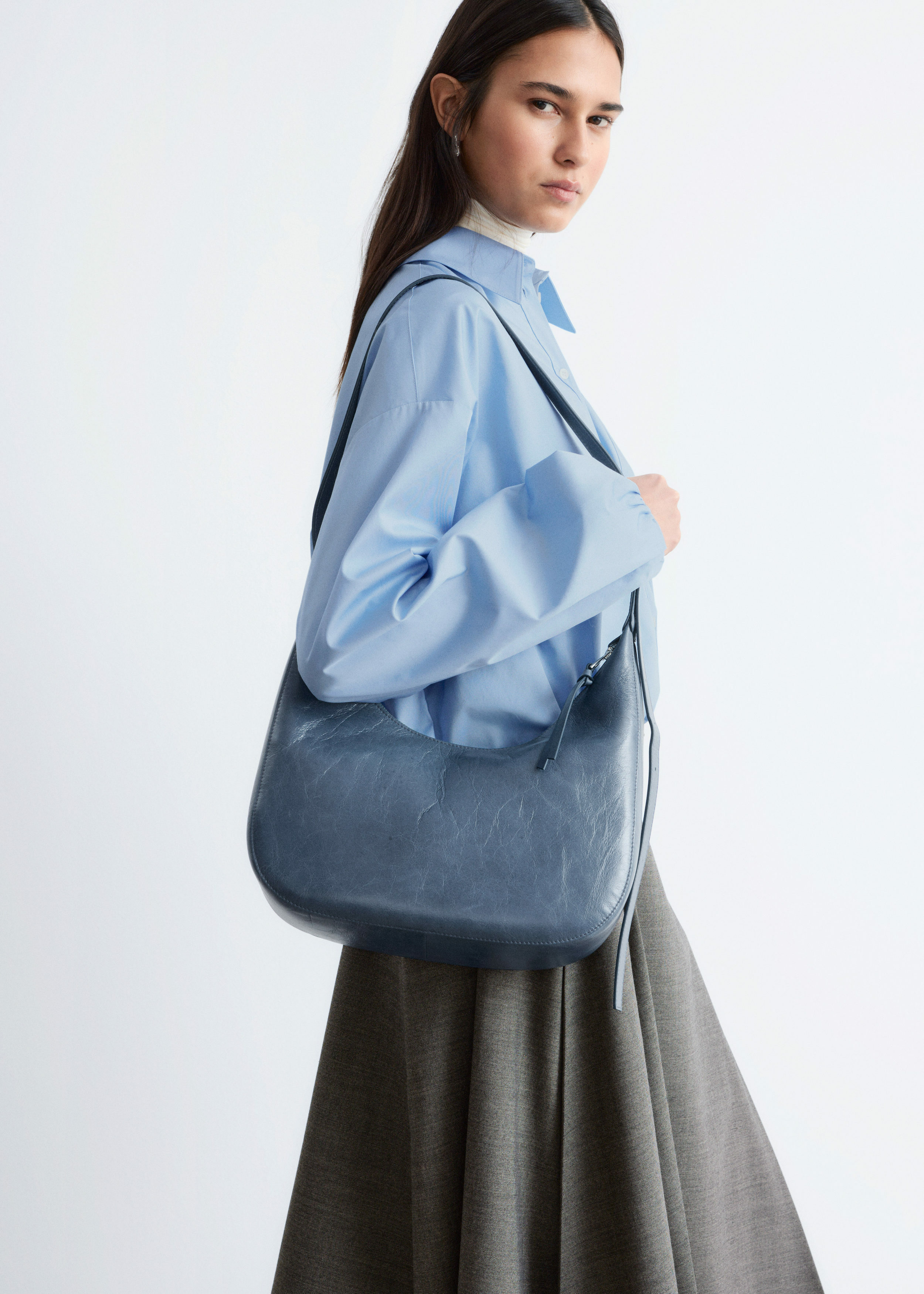 앤아더스토리즈 크레센트 크로스바디 백의 더스티 블루컬러 ECOMLook입니다.