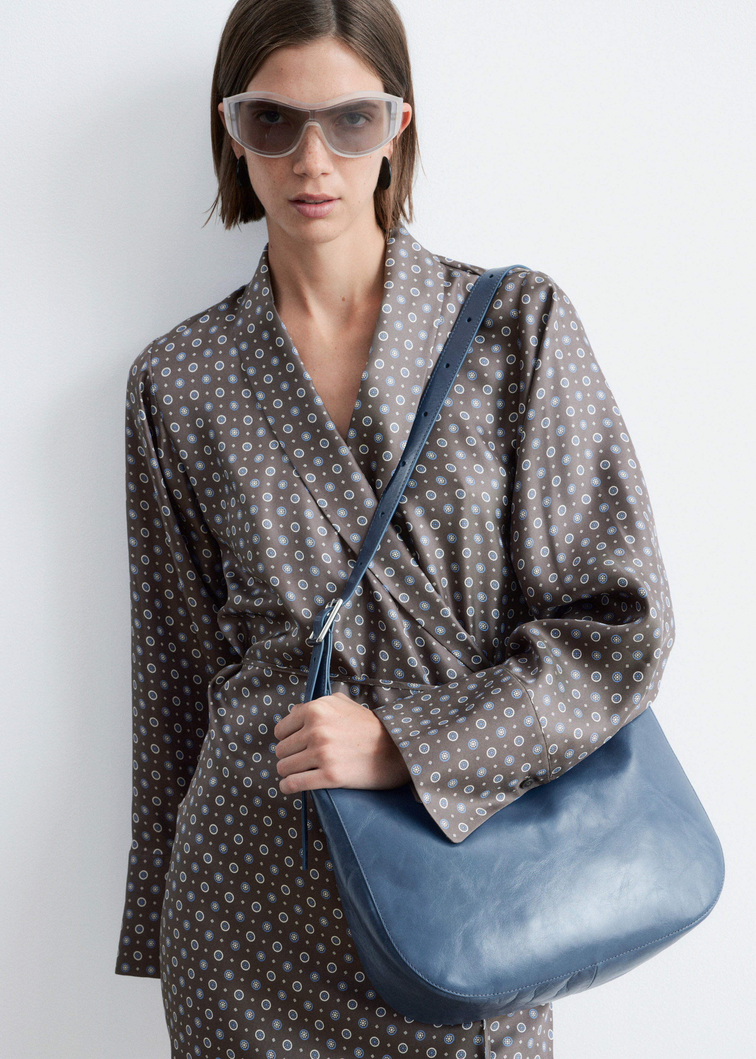 앤아더스토리즈 크레센트 크로스바디 백의 더스티 블루컬러 ECOMLook입니다.