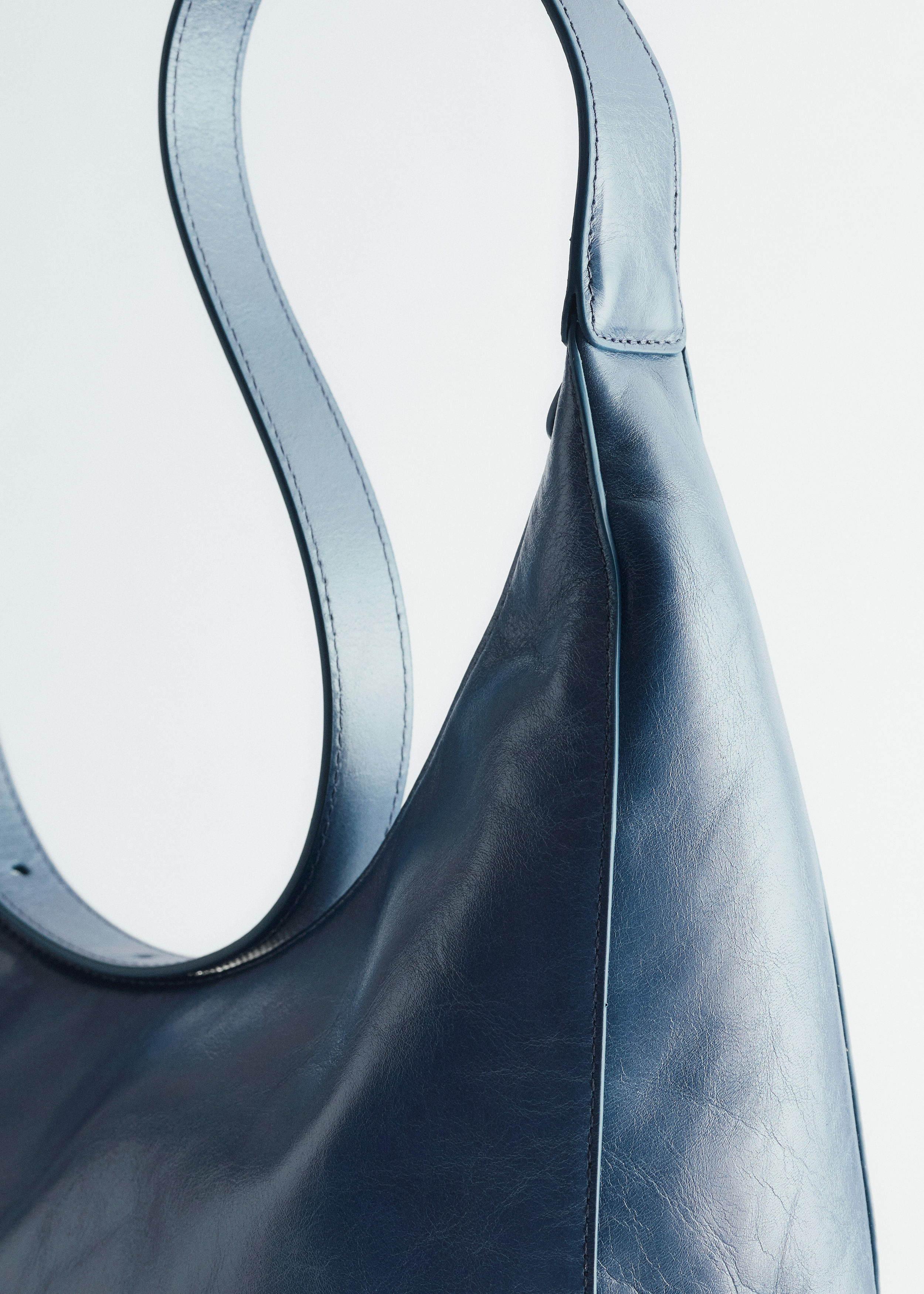 앤아더스토리즈 크레센트 크로스바디 백의 더스티 블루컬러 Product입니다.