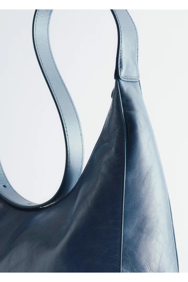 앤아더스토리즈 크레센트 크로스바디 백의 더스티 블루컬러 Product입니다.