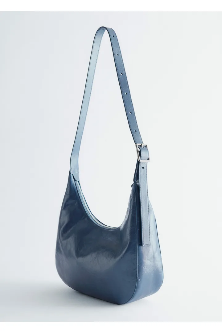 앤아더스토리즈 크레센트 크로스바디 백의 더스티 블루컬러 Product입니다.