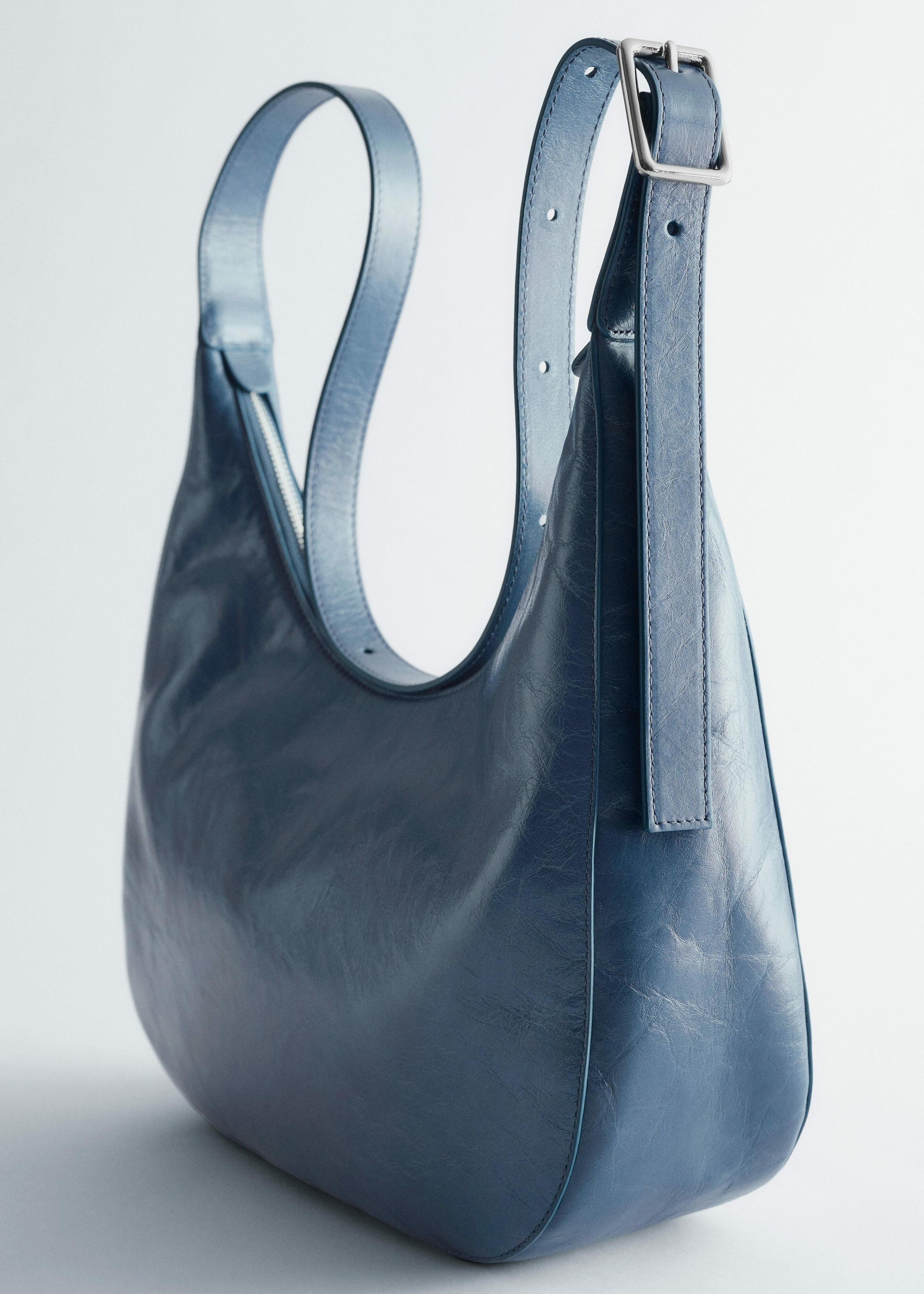 앤아더스토리즈 크레센트 크로스바디 백의 더스티 블루컬러 Product입니다.