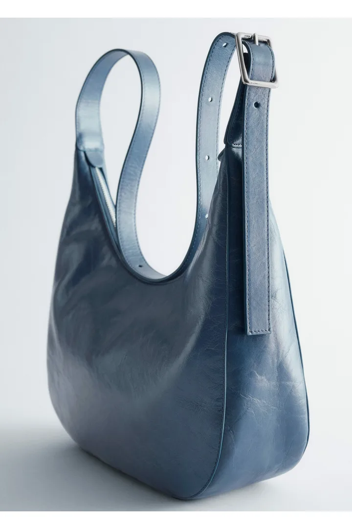 앤아더스토리즈 크레센트 크로스바디 백의 더스티 블루컬러 Product입니다.