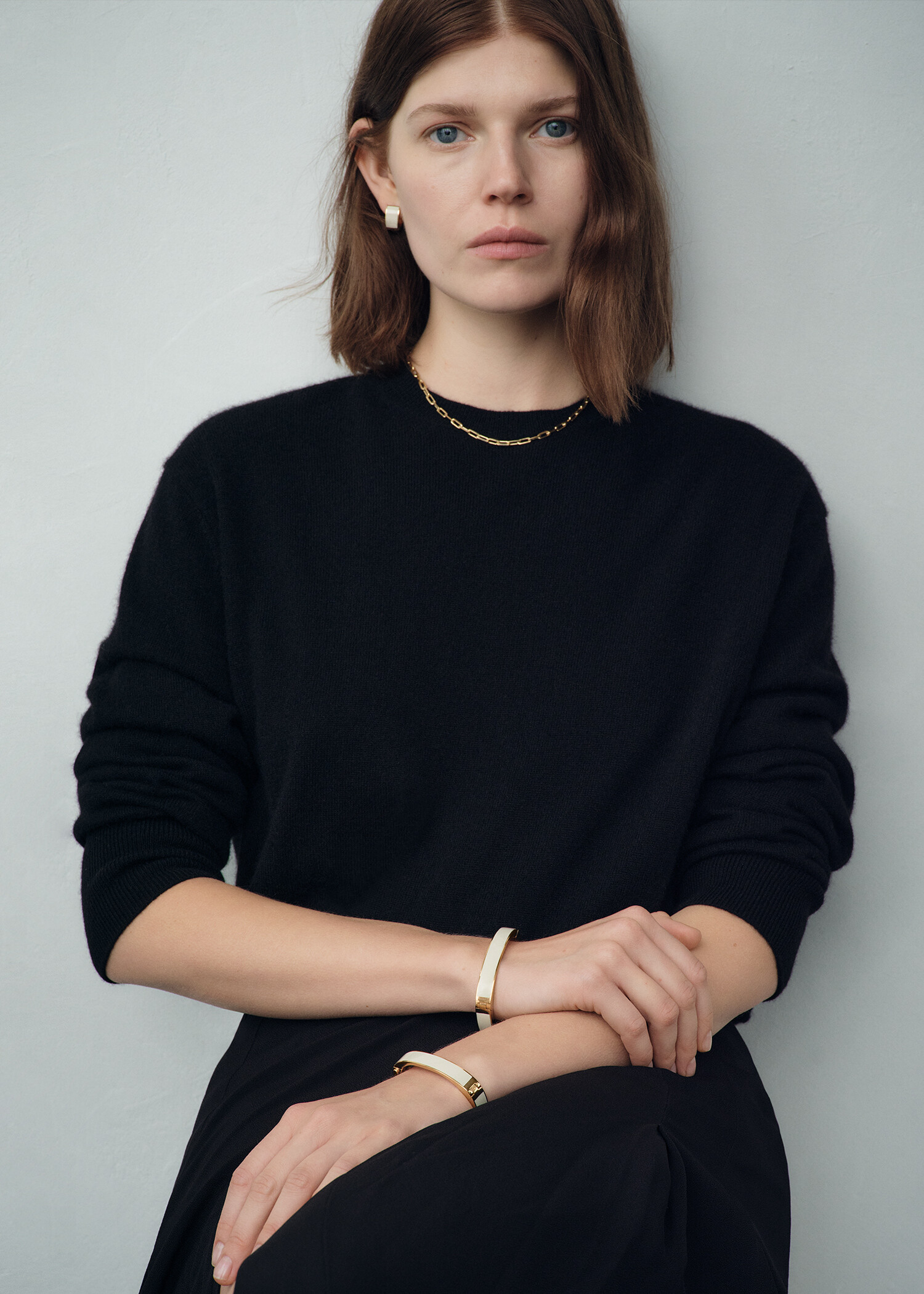 TOTEME 시그니처 브레이슬릿 에크루의 에크루컬러 1번쨰 이미지입니다.